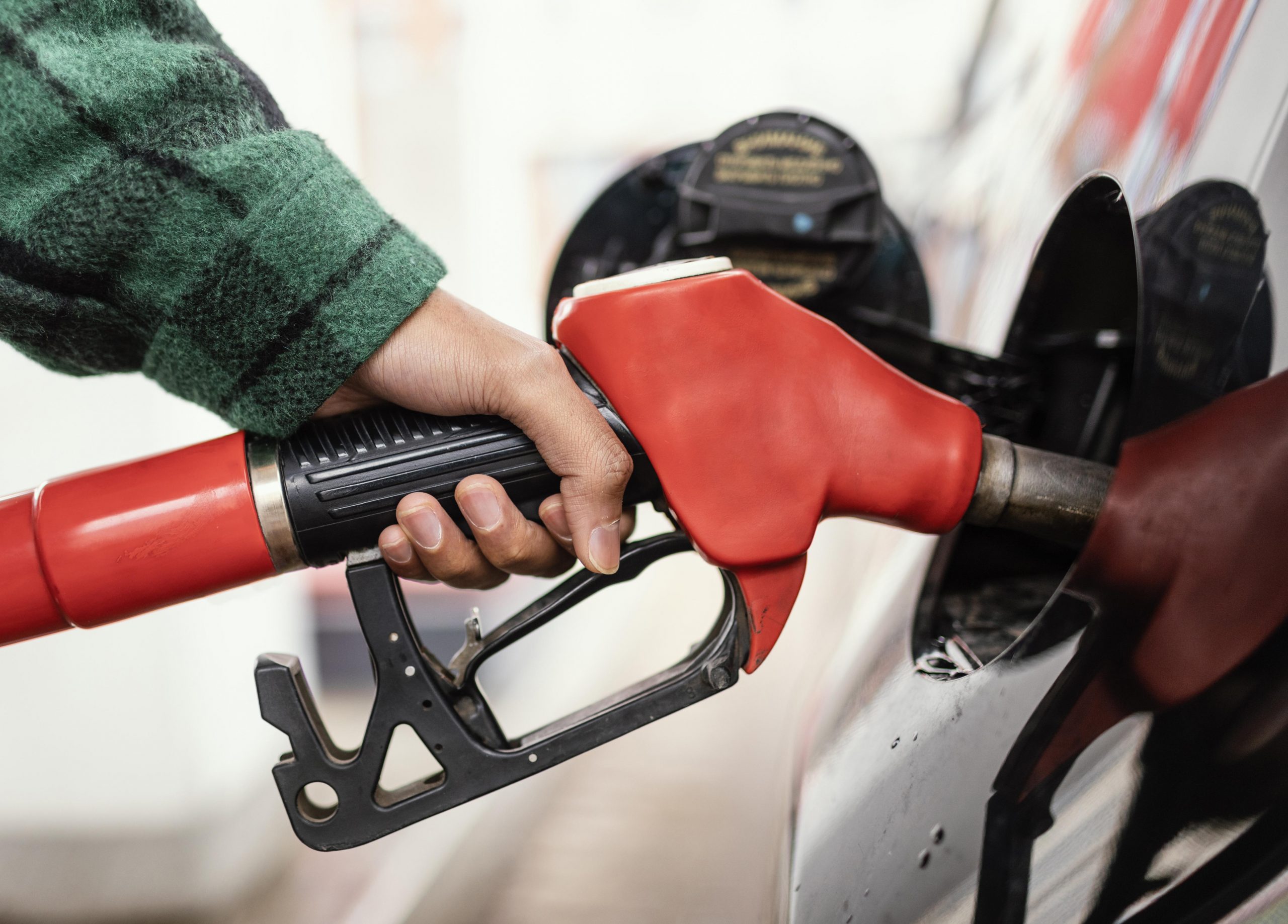 Espera si tienes que repostar: el diésel alcanzará este sábado su precio más bajo desde 2021