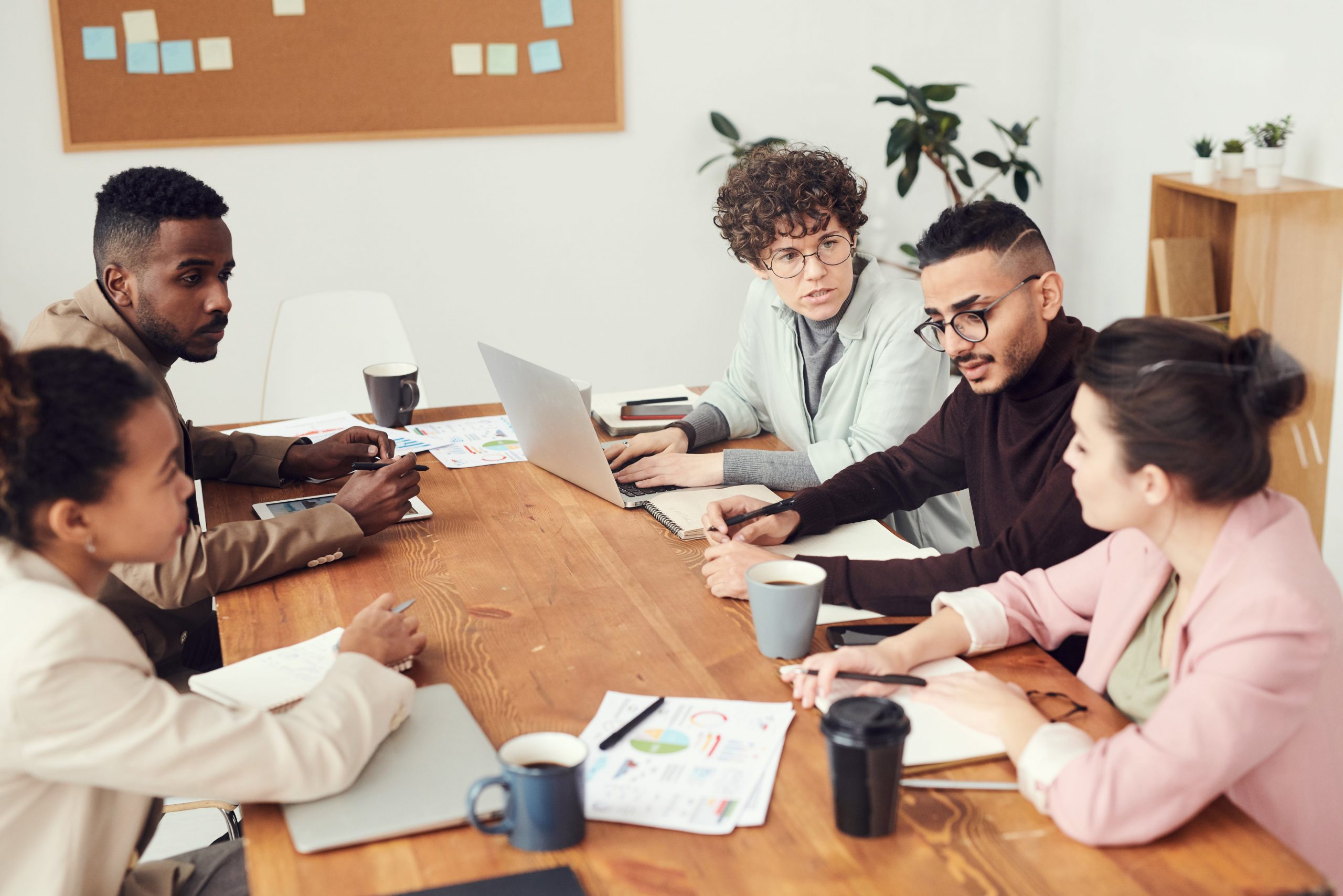 6 hábitos saludables para practicar en la oficina